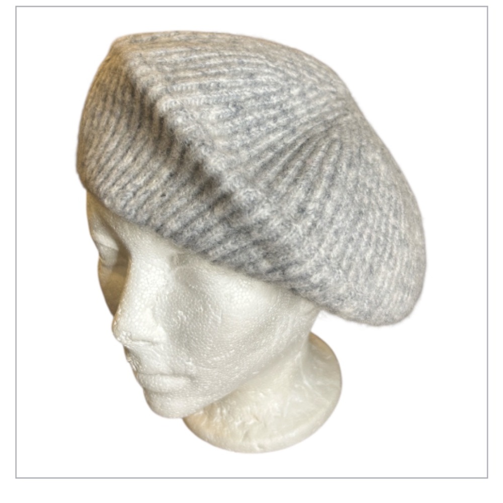 Abercrombie & Fitch Grey Ribbed Knit Beret Hat – Soft & Cozy